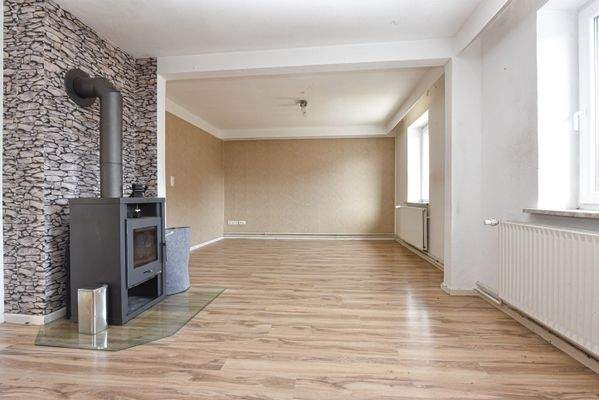 großzügiger Wohn-/Essbereich mit Kaminofen 