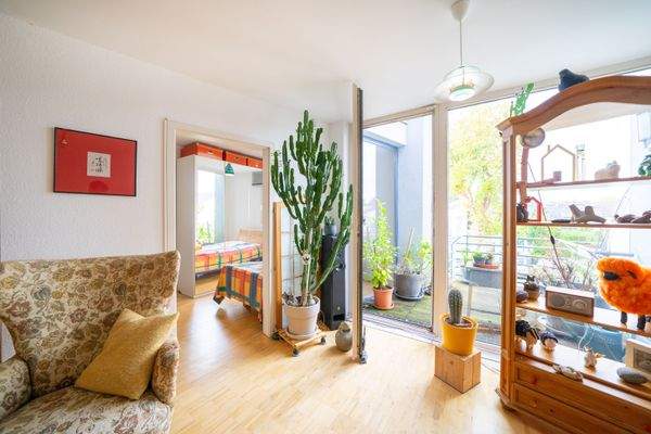 Wohnbereich mit Zugang zum Balkon