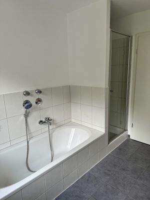 Badewanne mit Dusche