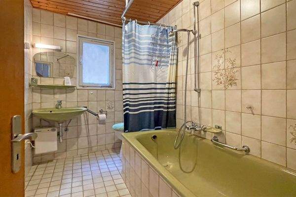 Bad mit Fenster und Wanne