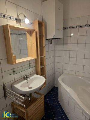 Nettes Bad mit Eckbadewanne, WM Anschluss und Waschbecken