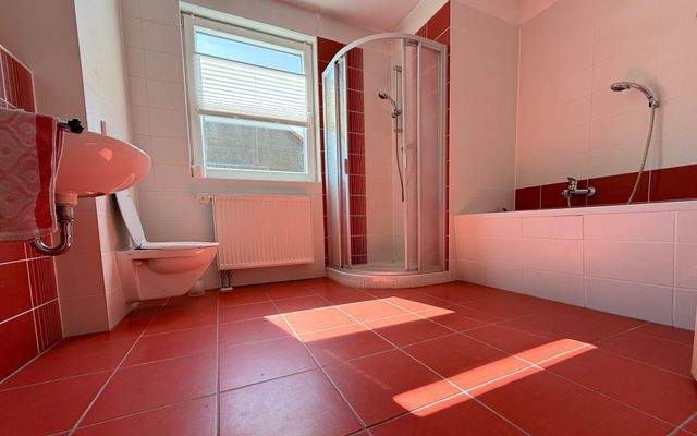 Bad mit Wanne und Dusche