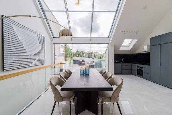 Essbereich mit Dachverglasung und Zugang zur Terrasse