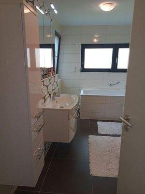 Badezimmer mit Dusche und Bad 