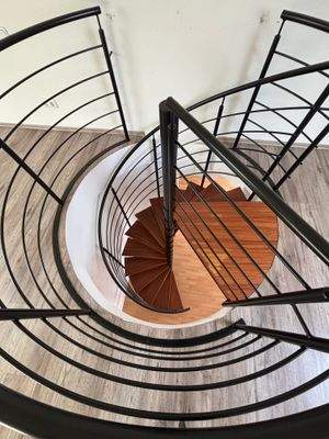 Treppe zur oberen Ebene