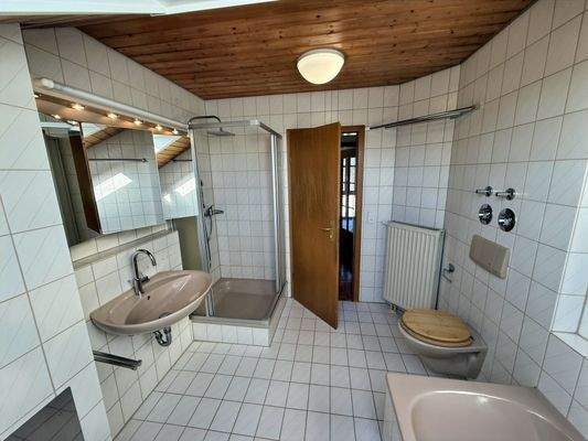 Badezimmer - mit Dusche und Badewanne