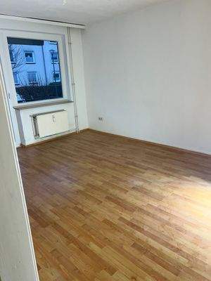 Helles Wohnzimmer mit Fenster