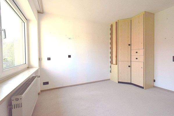 1.OG Zimmer mit Einbaumöbel