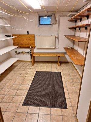 2. Kellerraum mit Heizung u. Fenster.jpg