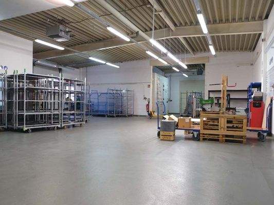 Halle m. Sektionaltor - PKW-Stellpl. n. Absprache