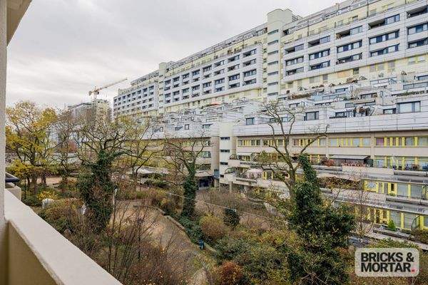 Blick in die ruhige, begrünte Nachbarschaft
