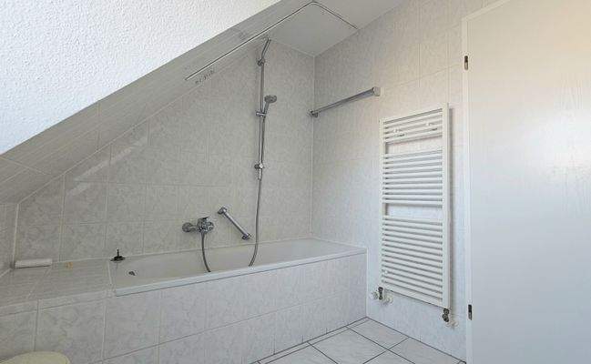 Tageslichtbad mit Wanne und WC