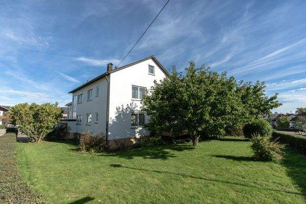 Objektansicht mit Garten 