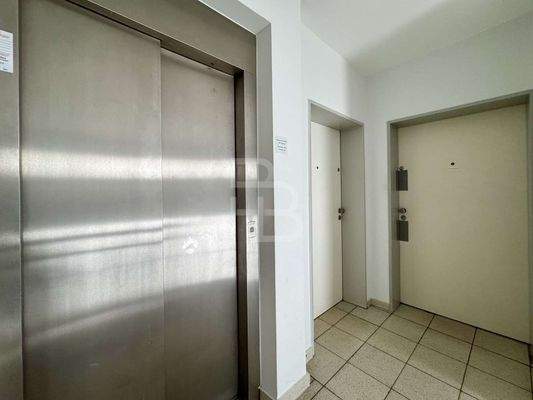 Eingangsbereich mit Aufzug