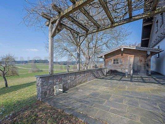 Terrasse mit Blockhütte