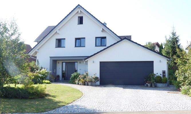 Hausansicht &amp; Garage