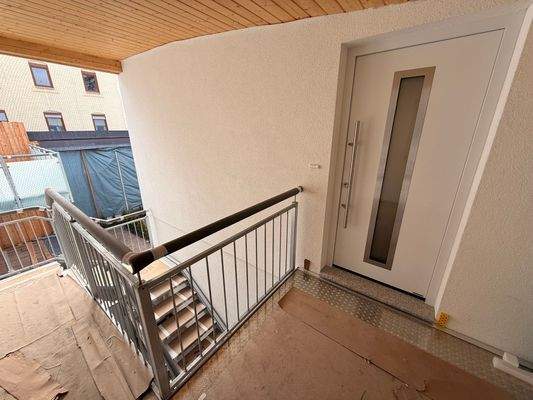 Wohnungszugang im offenen Treppenhaus
