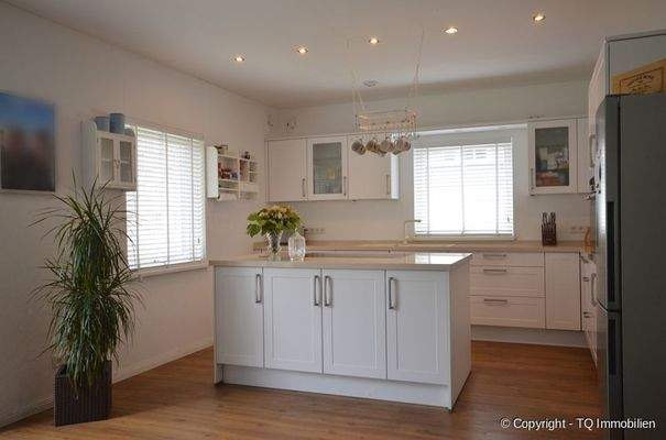 Wohnküche mit Kücheninsel abends