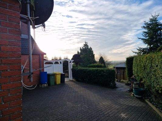 Platz für Mülltonnen und Durchgang zur Terrasse bzw. in den Garten