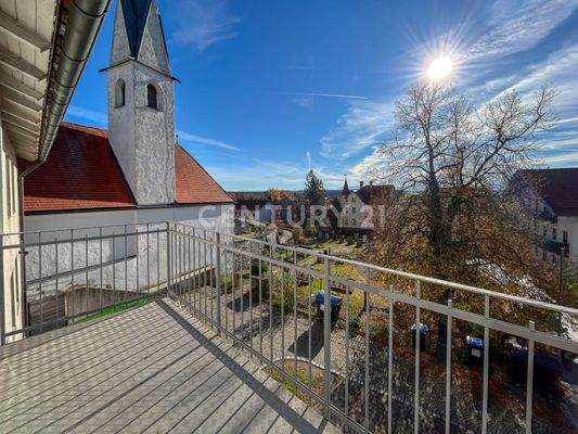 sonniger Balkon mit Bergblick