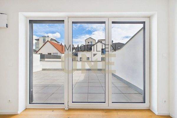 Fensterfront im WZ mit Zugang Dachterrasse