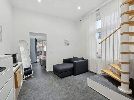 Zimmer mit Wendeltreppe