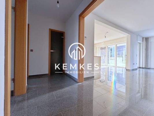 Empfangsbereich mit Blick ins Wohn-Ess-Kochzimmer