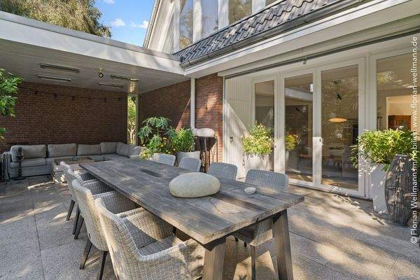 ... mit vorgebauter, teilüberdachter Terrasse ...