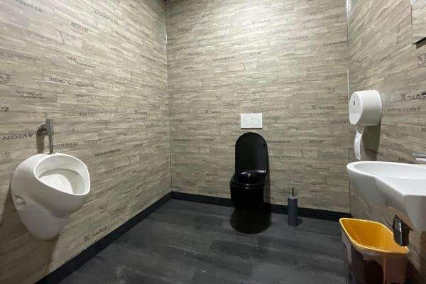 Herrentoilette Büro