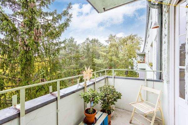 Balkon mit Blick auf die Parkanlage