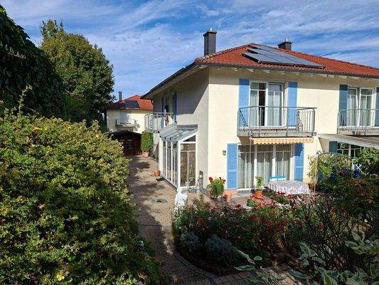 Hausansicht mit Photovoltaik u. Wintergarten.jpg