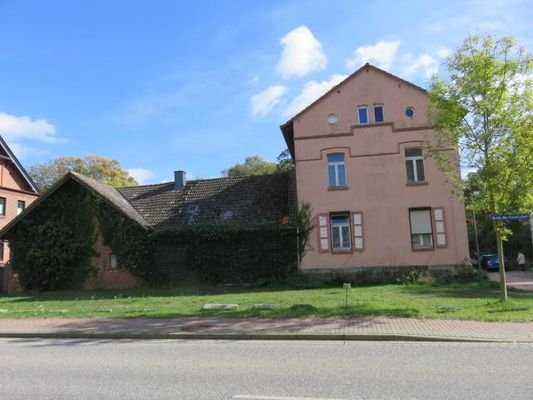 Straßenansicht Giebel & Anbau