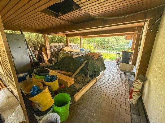 Carports unter der Einliegerwohnung