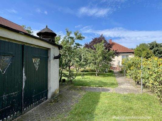 Garagenanlage im rückwärtigen Bereich des Grundstücks