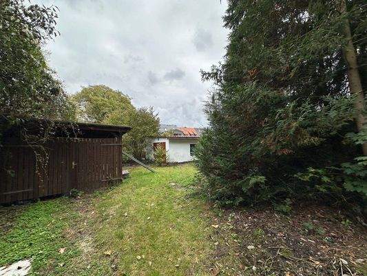 BLICK VOM HOFTOR ZUM CARPORT UND NEBENGEBÄUDE