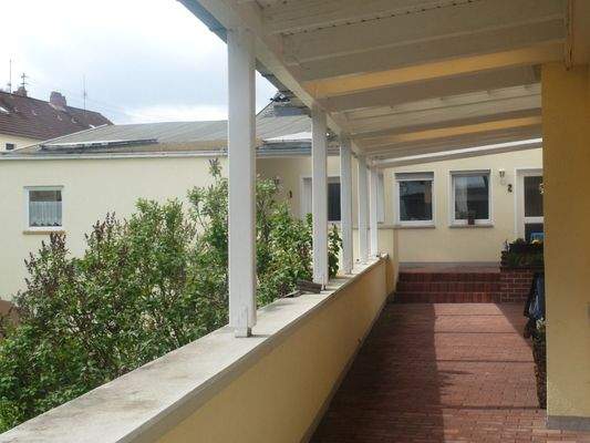 Laubengang zu den Nachbarwohnungen