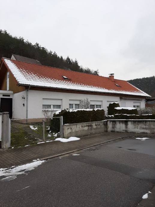 Gepflegtes und freistehendes Einfamilienhaus mit Carport und PKW-Stellplätze