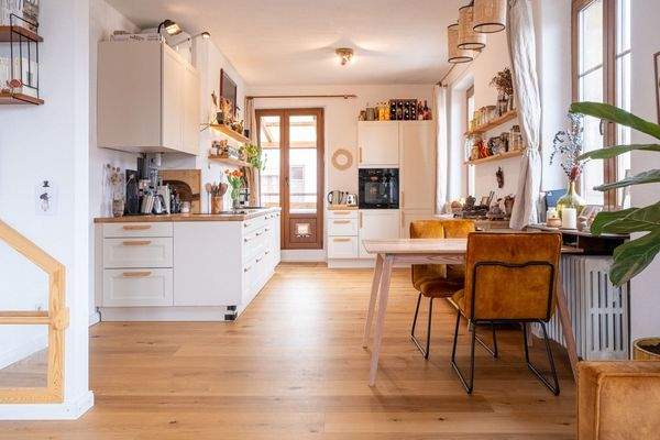 ...  mit direktem Zugang zum Balkon...