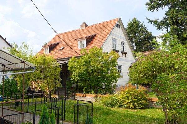 Seitliche Ansicht zum Ein- bis Zweifamilienhaus