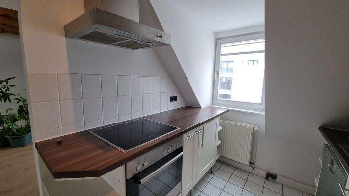 Küche mit Ofen und Herd