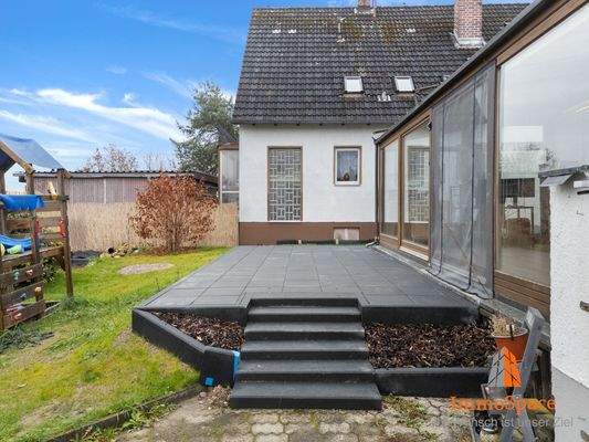 Große Terrasse mit viel Platz für Gartenmöbel