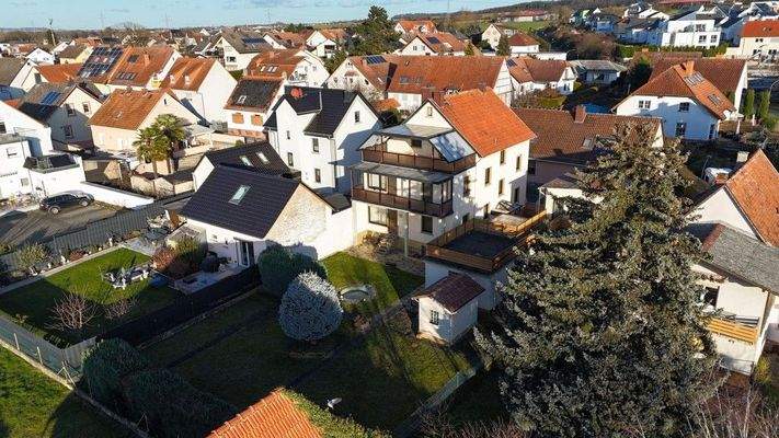 Hausansicht + Garten