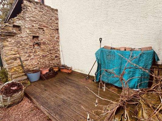 37. Lagerfläche seitlich am Haus