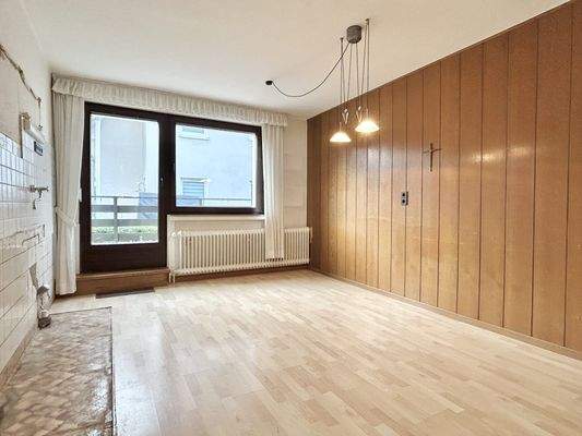 Wohnküche mit Zugang zum Balkon