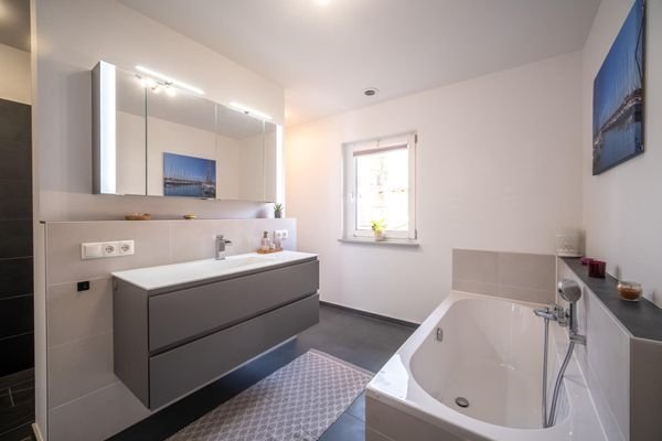 Badezimmer mit Badewanne 1.OG