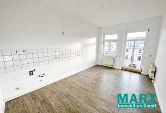 helle Küche mit Balkontür