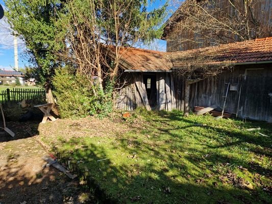 Garten mit Holzhütte