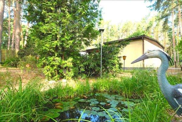 Nordwestansicht vom Garten aufs Bungalow mit Teich