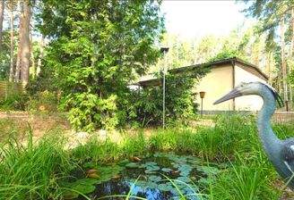 Nordwestansicht vom Garten aufs Bungalow mit Teich