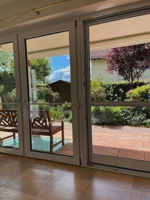 WZ mit Blick in den Garten